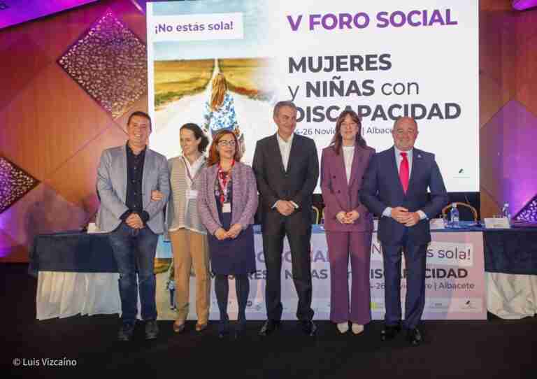 Zapatero asegura que "el feminismo apenas ha empezado a dar sus pasos y a expresar todo lo que puede lograr"