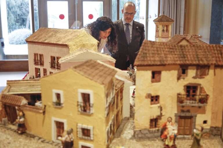 Abierto al público el belén de las Cortes, que recrea cómo era el barrio toledano de San Cipriano hace más de dos siglos