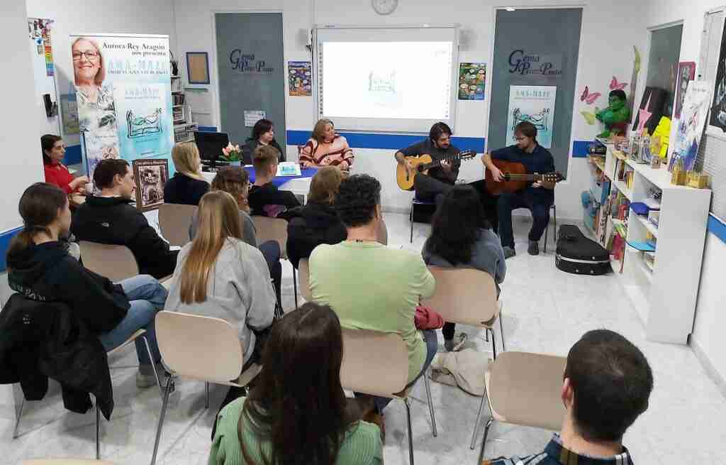 Estudiantes americanos conocen, Ama-Mazu, la última novela de Aurora Rey, en el IV Encuentro Cultural de la Academia Gema Pérez Pinto 2