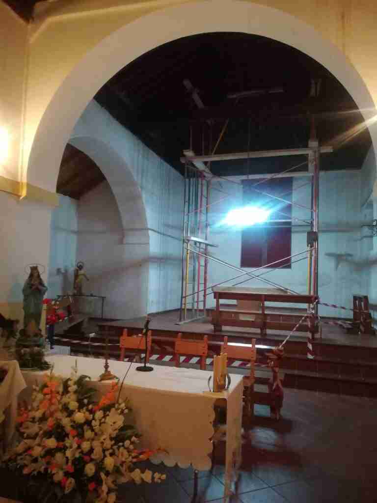 Alcaldesa de Majaelrayo, "harta" de que la iglesia lleve 3 años "con andamios", pide ayuda a Diputación y Obispado