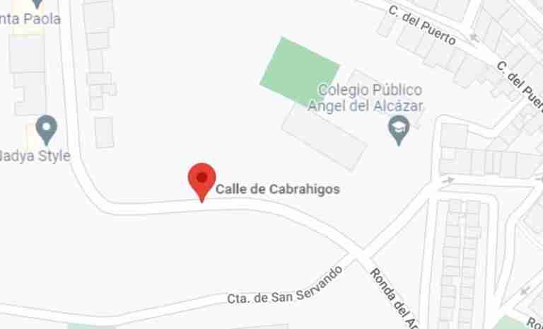Bomberos, Policía y técnicos trabajan en solventar una fuga de gas en vía pública en Toledo
