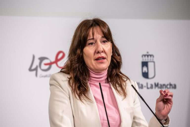 CLM firma acuerdos con diputaciones y sindicatos para impulsar la conciliación y también dedicará ayudas para fomentarla