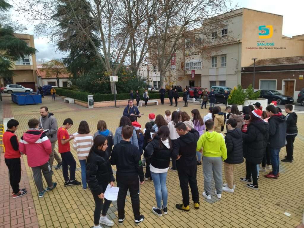 Los alumnos de 1º y 2º ESO del Colegio San José sacan la alegría de los villancicos a las calles de Puertollano 2