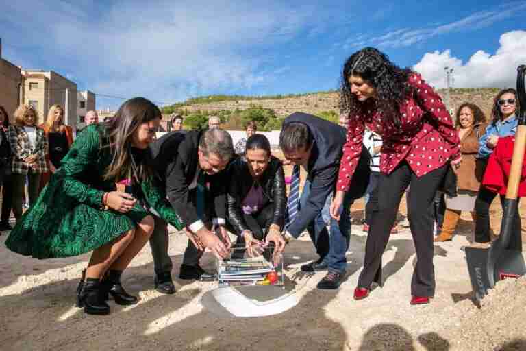 Colocan la primera piedra de la futura residencia de mayores de Elche de la Sierra que generará 42 empleos