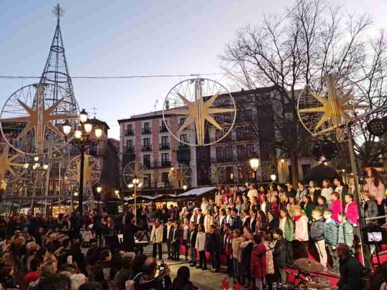 Decenas de toledanos acuden a Zocodover para inaugurar el Belén que presidirá la plaza durante la Navidad