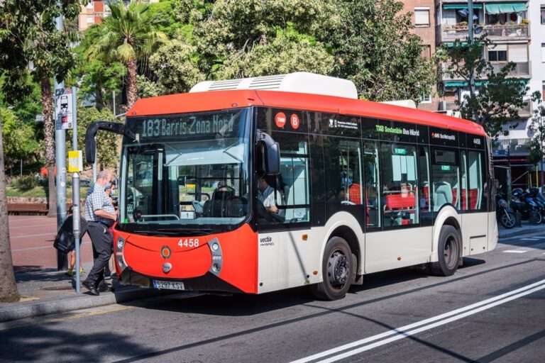 El Gobierno prorroga el descuento del 30% en el transporte solo para las comunidades que lo amplíen al 50%