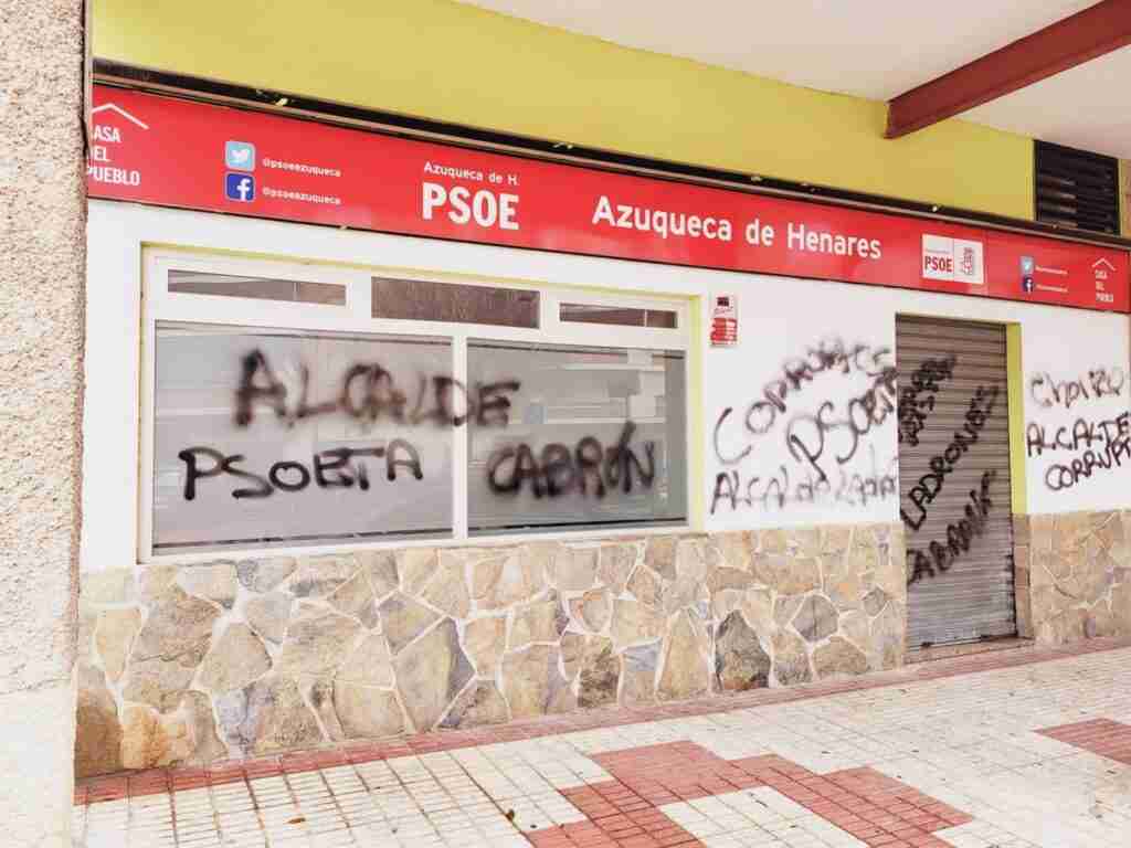 El PSOE de Azuqueca censura las pintadas aparecidas en su sede: "Atentan contra la esencia de nuestra democracia"