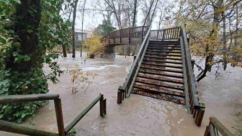 El río Júcar excede su caudal en Cuenca al crecer hasta los 63 metros cúbicos y anega partes del paseo fluvial