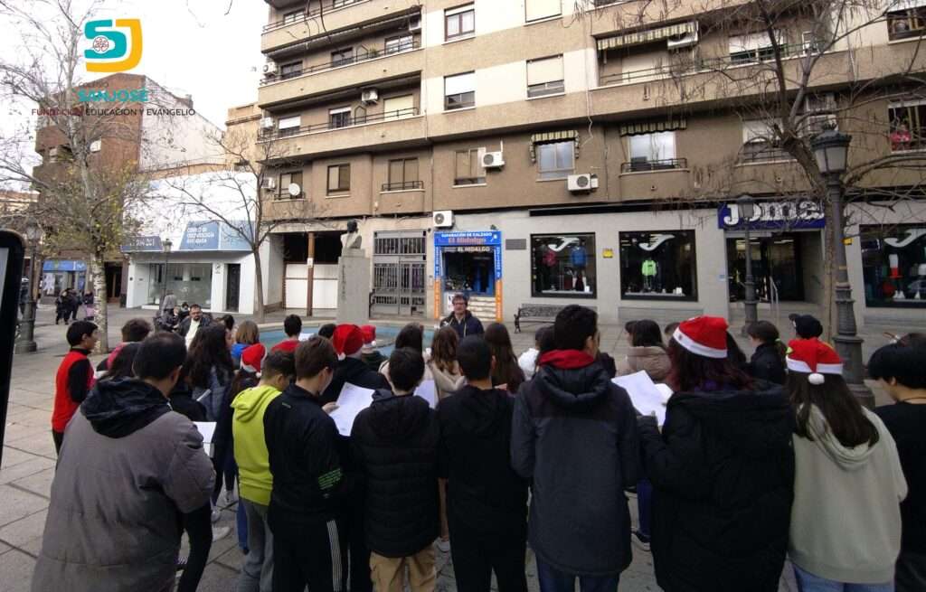 Los alumnos de 1º y 2º ESO del Colegio San José sacan la alegría de los villancicos a las calles de Puertollano 4