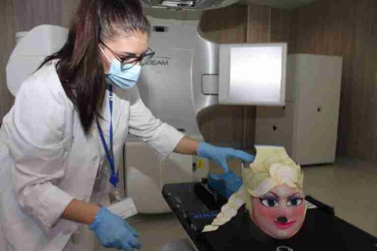 Hospital de Toledo usa máscaras con caras de superhéroes para rebajar la ansiedad en pacientes pediátricos oncológicos