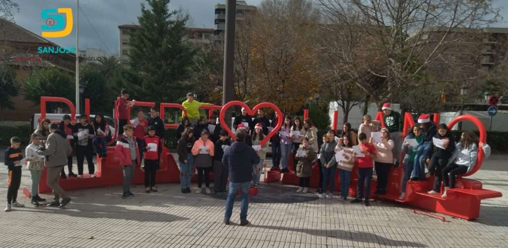 Los alumnos de 1º y 2º ESO del Colegio San José sacan la alegría de los villancicos a las calles de Puertollano 3