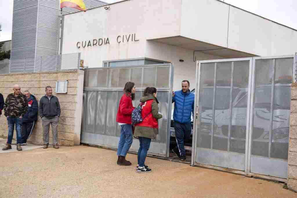 Los vecinos de Quintanar del Rey (Cuenca), consternados por las muertes en el cuartel de la Guardia Civil