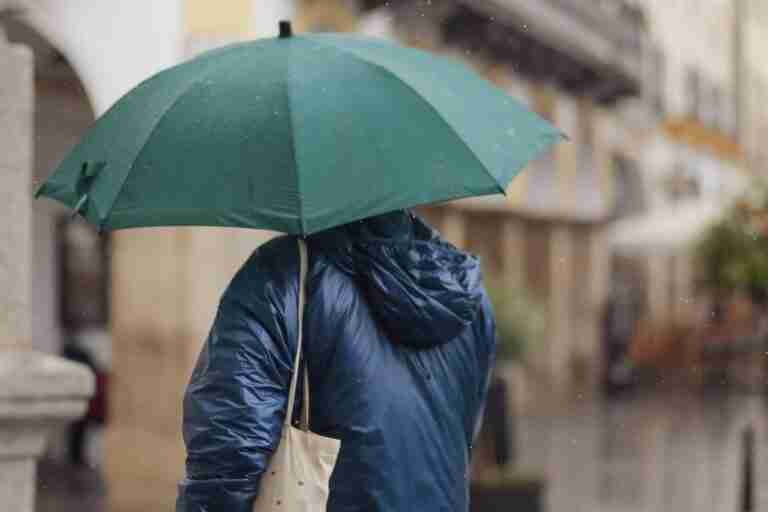 Los vientos ábregos de 'Efraín' dejarán hoy más de 50 l/m2 en la mitad sur con temperaturas de hasta 24ºC en el sureste