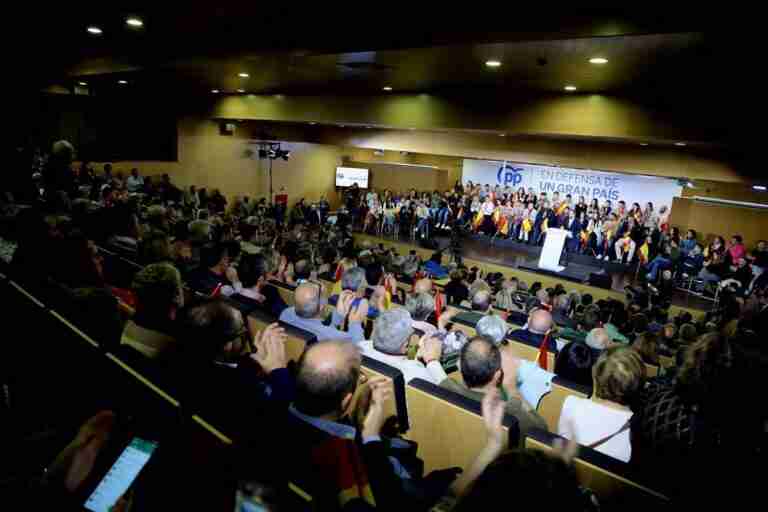 Medio millar de personas reciben a Núñez y Feijóo en Albacete entre aplausos y gritos de "presidente"