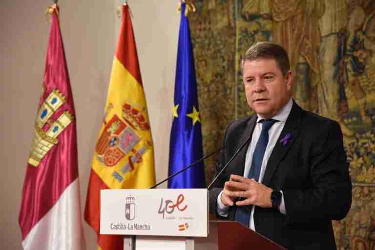 Page reivindica la "altura de los ojos de la gente" en política: Estando muy alto "te caes o tropiezas"
