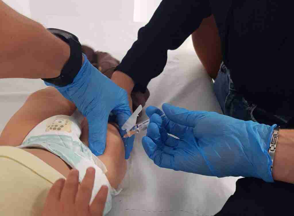 Sanidad y CCAA aprobarán el lunes el calendario vacunal de 2023, que incluye meningitis B en bebés y VPH en niños