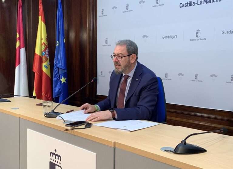 Técnicos de la Junta revisan el proyecto de obra de residencia de Los Olmos de Guadalajara, que se aprobará "en breve"