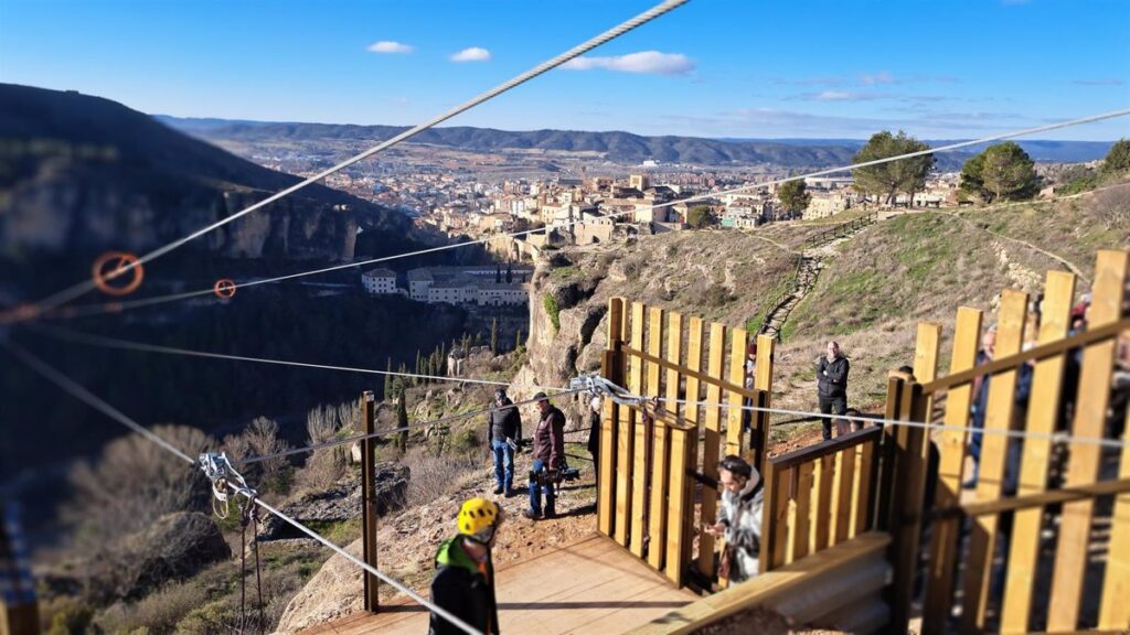 Abre sus puertas en Cuenca la tirolina urbana doble más larga de Europa