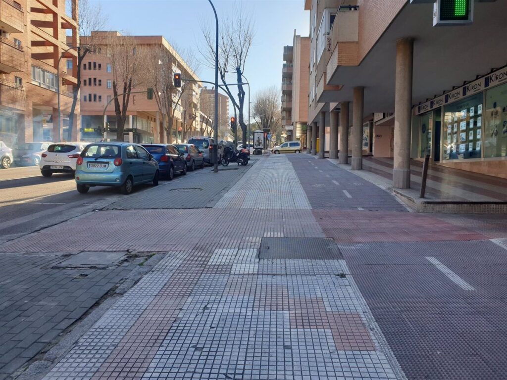 Ayuntamiento de Guadalajara invierte 700.000 euros en aceras, eliminar escalones y cambiar carril bici por ciclocarril