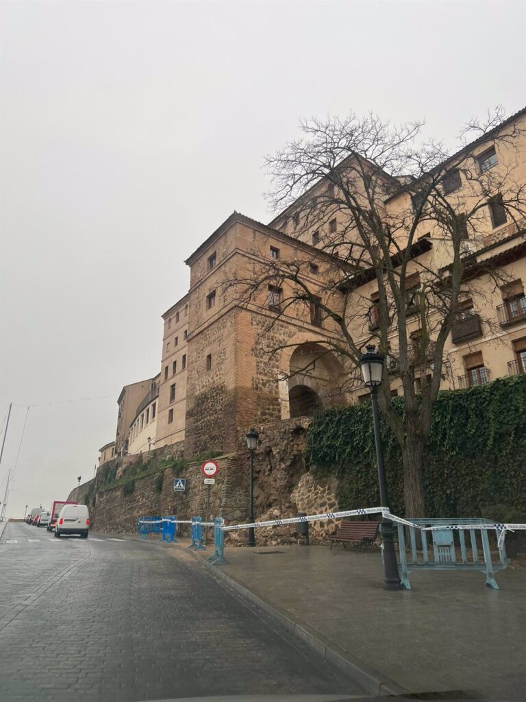 Consistorio toledano actuará de "forma urgente" tras el derrumbe esta madrugada en el muro de la calle Real del Arrabal