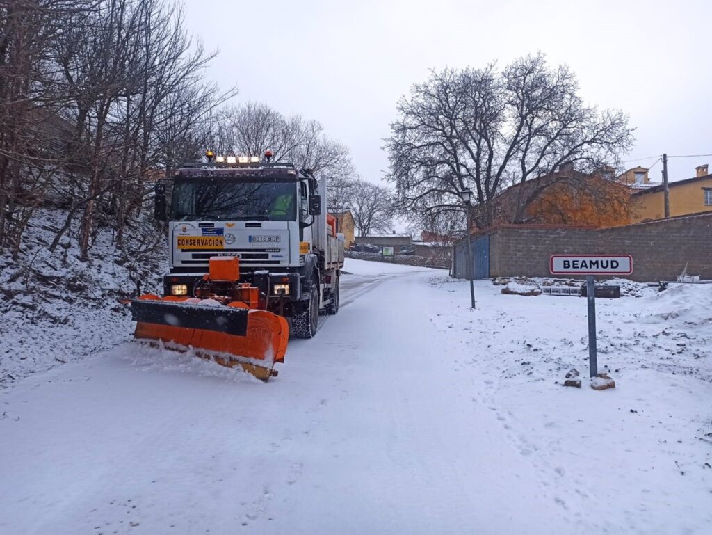 Diputación de Cuenca moviliza quince medios para limpiar de nieve y hielo las carreteras de la red provincial