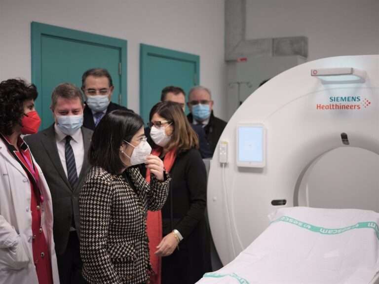 Darias pide buscar entendimiento en los conflictos sanitarios y dice que Gobierno está dedicando recursos "como nunca"