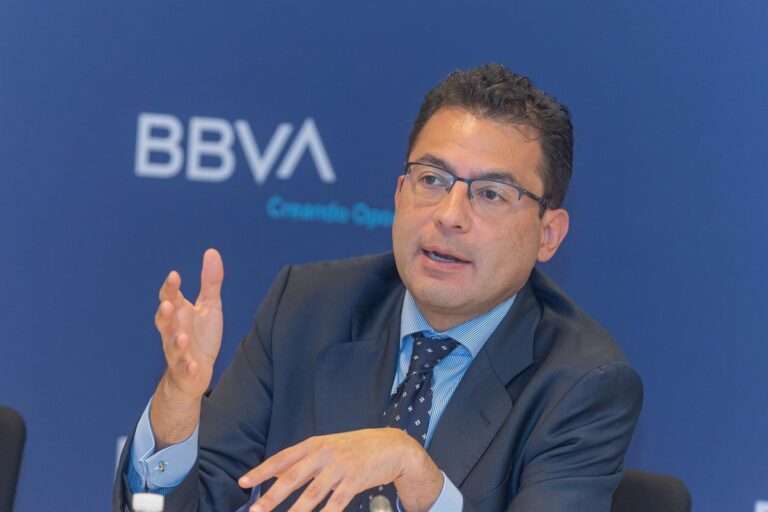 El economista jefe de BBVA Research afirma que la negociación del SMI debe incluir a la CEOE y urge al acuerdo