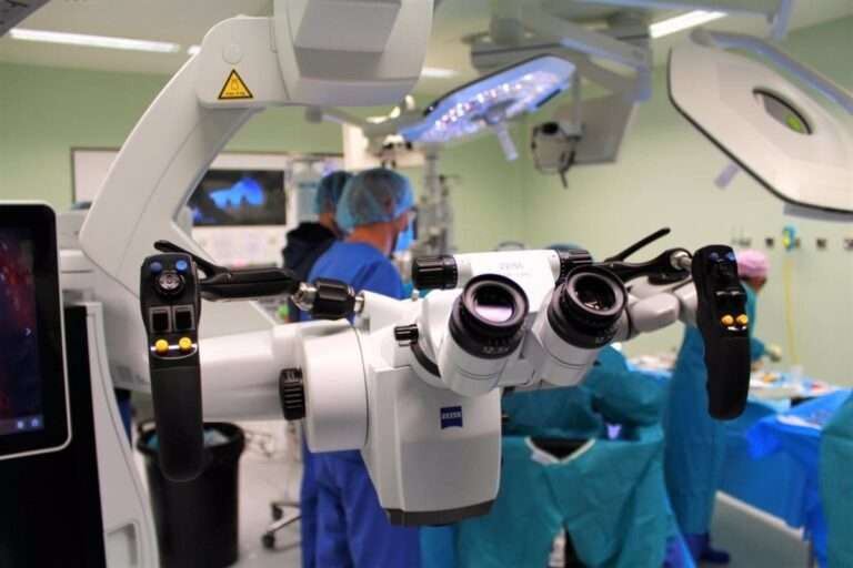 El servicio de Neurocirugía del Hospital de Toledo cuenta con un microscopio quirúrgico de última generación