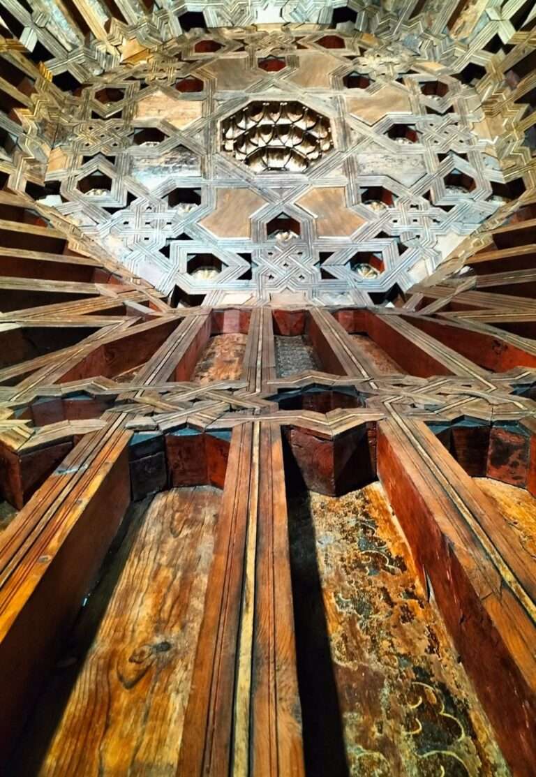 Empiezan a desarmarse los andamios tras la restauración del artesonado del Salón Rico del Corral de Don Diego de Toledo