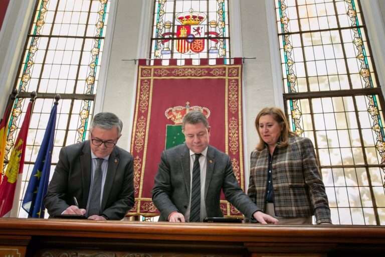 Junta y Ayuntamiento de Hellín rubrican un protocolo para terminar el teatro auditorio y la escuela municipal de música