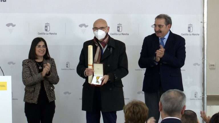 Manuel Tordera recibe la Orden Civil de Sanidad por 40 años de servicio profesional con "cercanía y plena dedicación"
