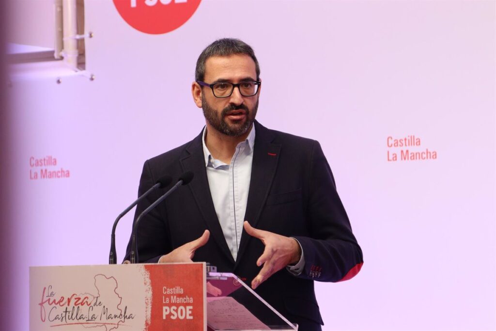 PSOE replica a Núñez: "Por mucho que la mona se vista de centro, con Vox de extrema derecha se queda"