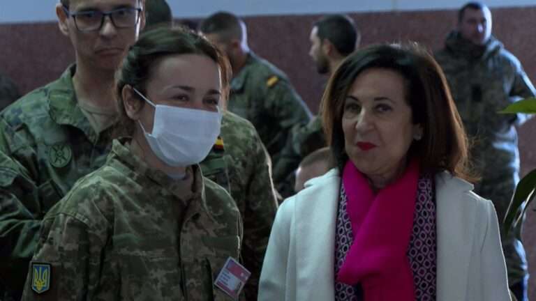Robles agradece a los nuevos ucranianos que se forman en Toledo la defensa de su país: "Dan un ejemplo de heroicidad"