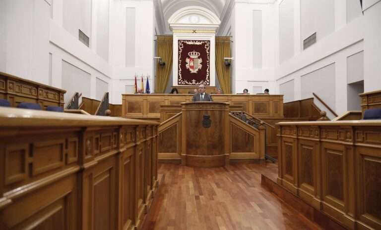 Ruiz Molina defiende su ley de acompañamiento, que "mejorará la vida de los castellanomanchegos"
