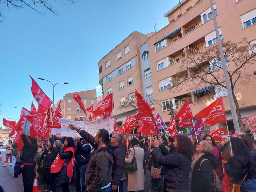 Sindicatos piden a Page "remangarse" y mejorar situación de limpiadoras en C-LM: "Hacen tanto servicio público como él"