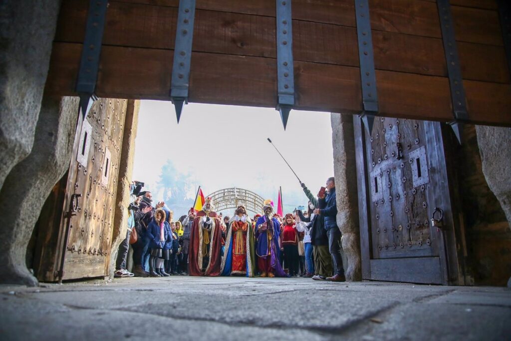 Toledo iza el rastrillo del torreón del Puente de Alcántara para recibir a Sus Majestades los Reyes Magos de Oriente