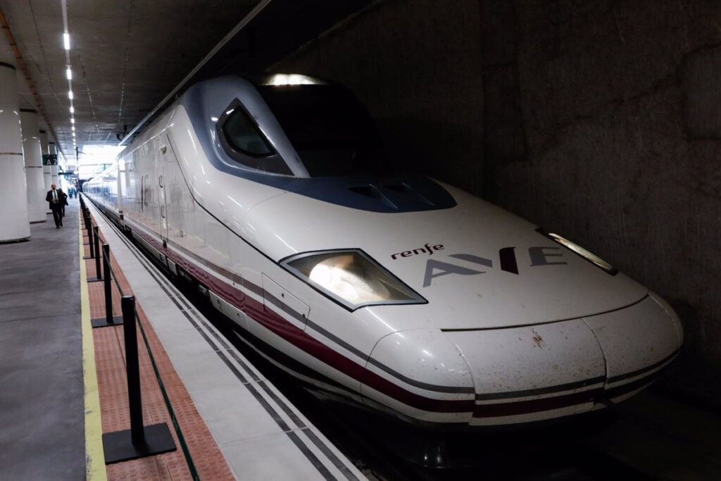 Transbordan a los pasajeros de un AVE Madrid-Sevilla tras una incidencia técnica en Toledo