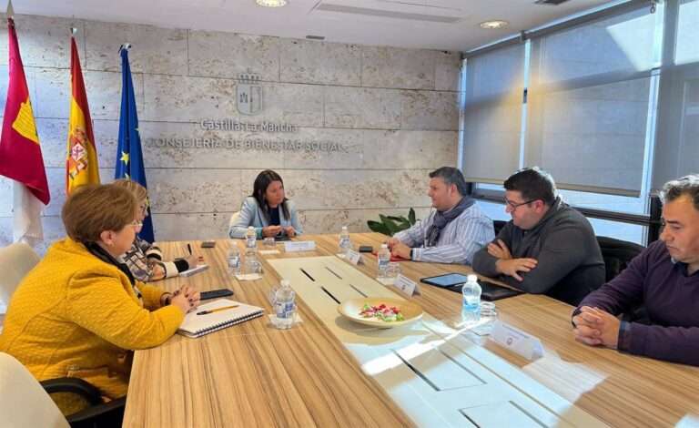 UGT expone a la Junta su preocupación por la mejora de las condiciones de los trabajadores del sector sociosanitario