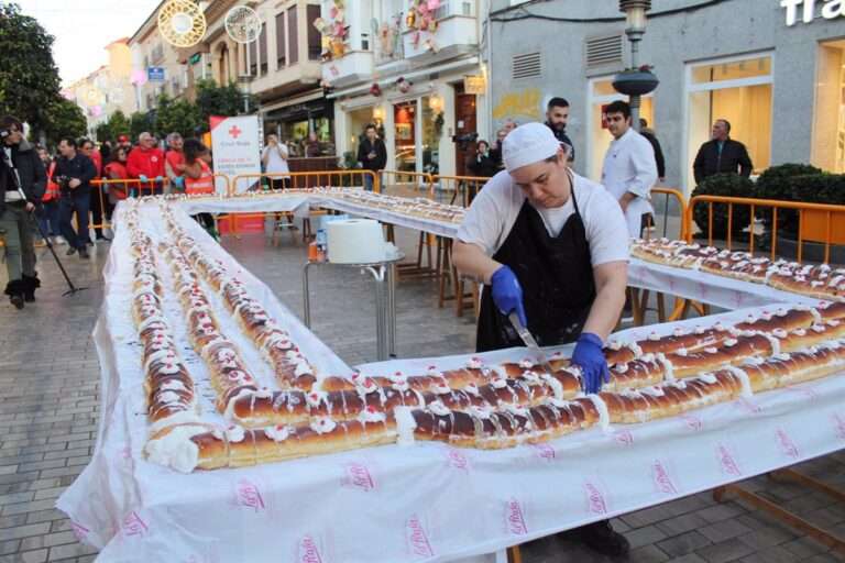 Unos 200 metros de largo y para 2.200 personas, detalles del XV Roscón solidario de la Pastelería la Rosa en Alcázar