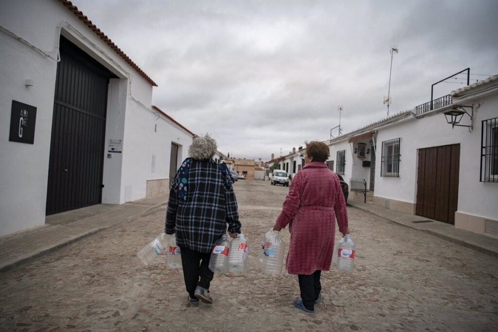 VÍDEO: Familias y negocios de Campo de Calatrava rozan el hartazgo por falta de agua potable y conviven con garrafas