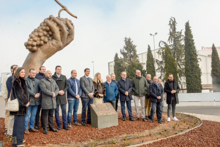 escultura sobre la vid y gente de tomelloso de sergio alonso