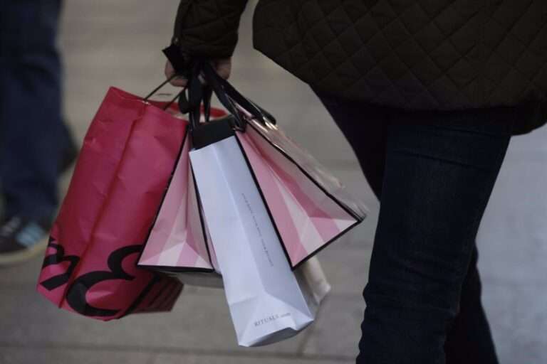 El 48% de los castellanomanchegos ha gastado en las rebajas lo mismo que en 2022