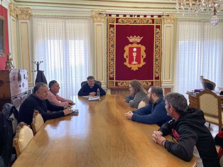 El alcalde de Cuenca tiende la mano a la nueva directiva de las Peñas Mateas para redactar el Reglamento de San Mateo