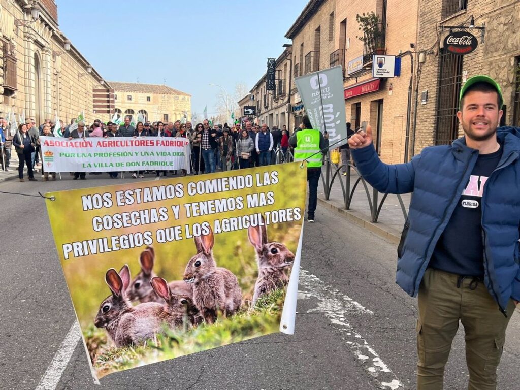Centenares de agricultores se manifiestan en Toledo para pedir a Junta declarar plaga la "invasión del conejo híbrido"