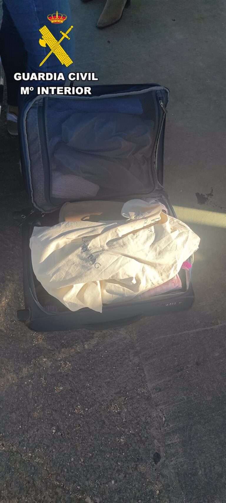 Detenidos dos varones y una mujer por robar en dos vehículos de áreas de servicio de la A-3 en Cuenca