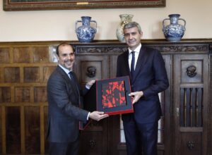 Diputación de Toledo recibe un ejemplar conmemorativo del Estatuto de Autonomía por su contribución la creación de C-LM