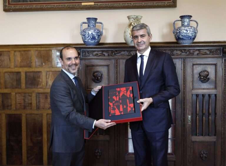 Diputación de Toledo recibe un ejemplar conmemorativo del Estatuto de Autonomía por su contribución la creación de C-LM