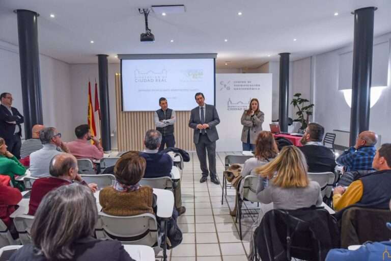 Caballero se reúne con representantes de alojamientos rurales de la provincia para contribuir a la mejora del sector