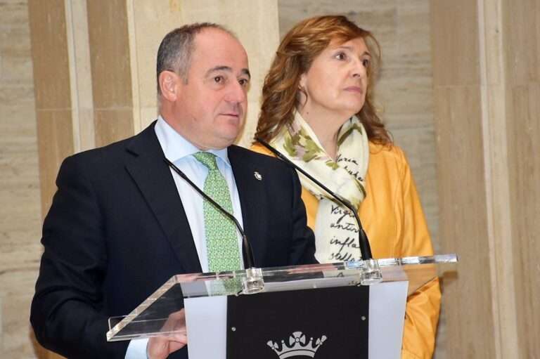El alcalde de Albacete cesa a la asesora de los mensajes de Whatsapp sobre filtraciones en exámenes de Policía Local