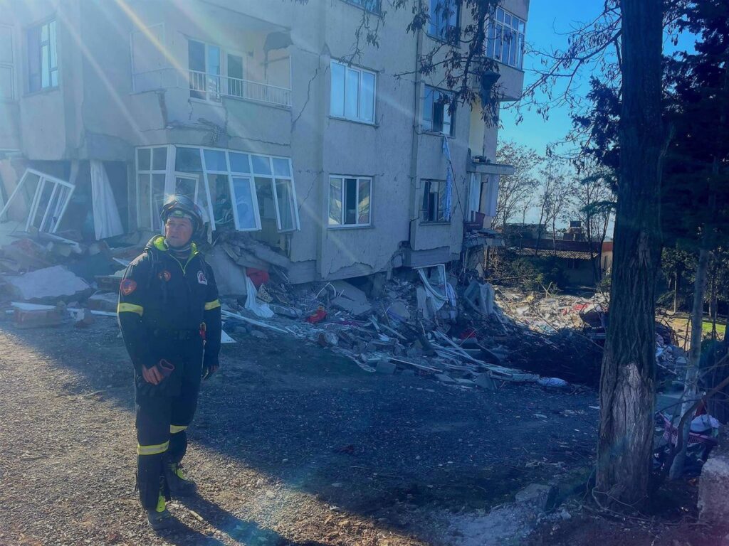 El bombero albaceteño Luis Enrique Utiel sigue inmerso en la búsqueda de supervivientes en el terremoto de Turquía